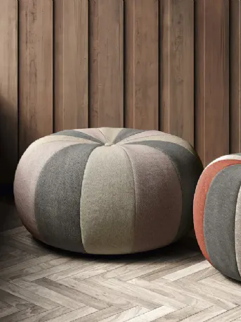 Pouf dalla forma tonda Bound in tessuto con lavorazione a spicchi colorati di Doimo Salotti