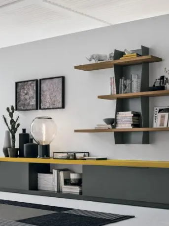 Libreria a muro in metallo con mensole in laccato opaco zafferano Versus di Tomasella