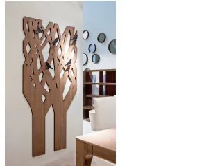 Appendiabiti di design in legno massello con pomoli in metallo a forma di uccellino L'Albero di Pacini e Cappellini