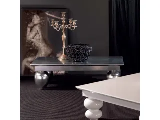 Tavolino in foglia argento con gambe tornite Super Shell di Milanomondo