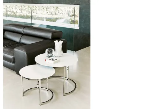 Tavolini sovrapponibili con top in vetro verniciato bianco e basamento in metallo Cin Cin di Pacini e Cappellini