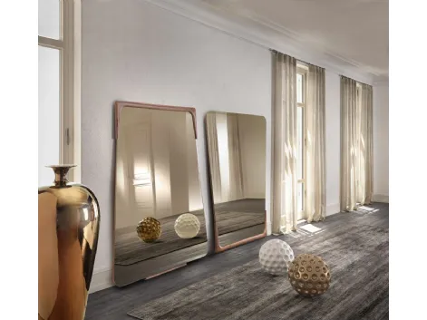 Specchio di design dalla forma sagomata con cornice in massello di Noce Canaletto Destiny di Pacini e Cappellini