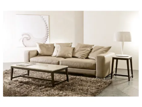 Tavolino con piano in marmo naturale e struttura in legno massello Prisma di Pacini e Cappellini