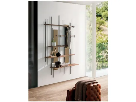Appendiabiti da ingresso dal design essenxziale in metallo con ganci e mensole in legno massello Tube di Pacini e Cappellini