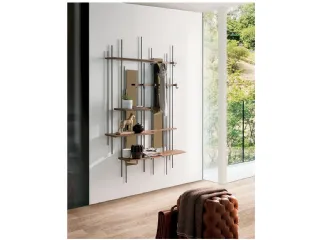Appendiabiti da ingresso dal design essenxziale in metallo con ganci e mensole in legno massello Tube di Pacini e Cappellini