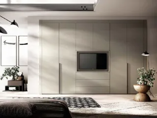 Armadio con ante battenti M403 in laccato opaco con porta TV di Mercantini