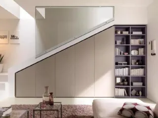 Armadio con ante battenti disegnate e lavorate seguendo l’inclinazione del soffitto per vani scale o mansarde NC304 Moretti Compact