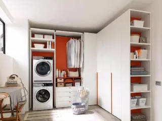 Armadio dedicato all'ambiente lavanderia con 3 ante a battente e cassettiera in laminato frassino bianco NC305 di Moretti Compact