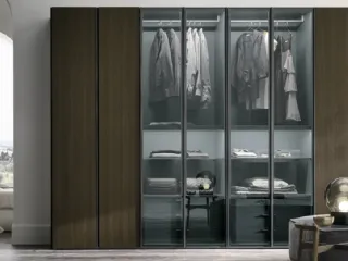 Armadio Metropolis in materico rovere termocotto con ante in materico rovere termocotto e vetro fumé 363 di Tomasella