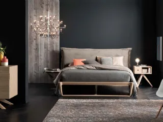 Letto in legno con testiera in tessuto Pegaso di Alta Corte