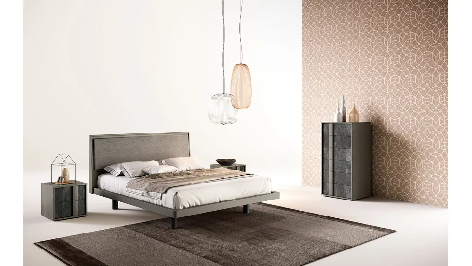 Letto in laccato opaco con testiera parzialmente rivestita con un pannello in tessuto G09 Nova e Alfa di Mercantini