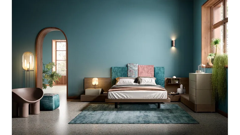 Letto matrimoniale in legno con testiera asimmetrica rivestita in tessuto M01 Puzzle e Alfa di Mercantini