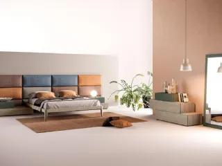 Letto con testiera in tessuto imbottito e giroletto con comodini integrati in legno M03 Puzzle e Beta di Mercantini