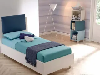 Letto singolo in melaminico con testiera composta da un cuscino in tessuto imbottito SC117 di Moretti Compact