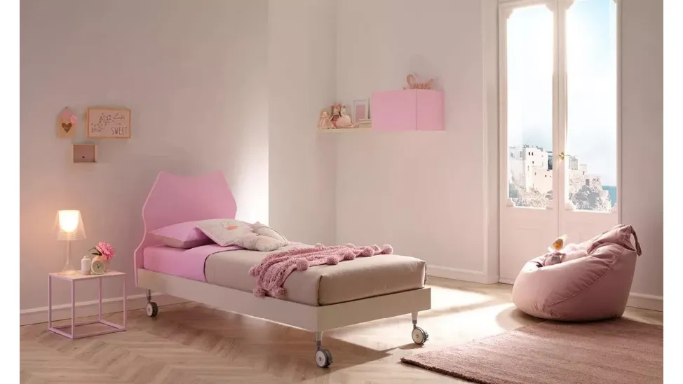 Letto singolo in nobilitato Quarzo con testiera Cat dalle linee pulite laccata Cipria e quattro comode ruote SC102 di Moretti Compact
