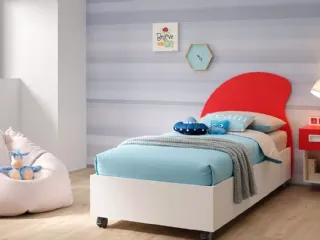 Letto singolo con contenitore SC103 in nobilitato Bianco Luce e testiera Hat in laccato Ciliegia di Moretti Compact