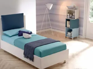 Letto moderno in nobilitato Bianco Luce con testiera  Plane Pillow parzialmente rivestita in tessuto imbottito SC117 di Moretti Compact