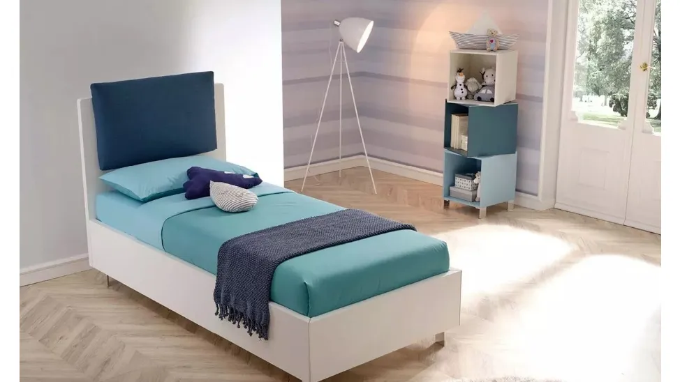 Letto moderno in nobilitato Bianco Luce con testiera  Plane Pillow parzialmente rivestita in tessuto imbottito SC117 di Moretti Compact