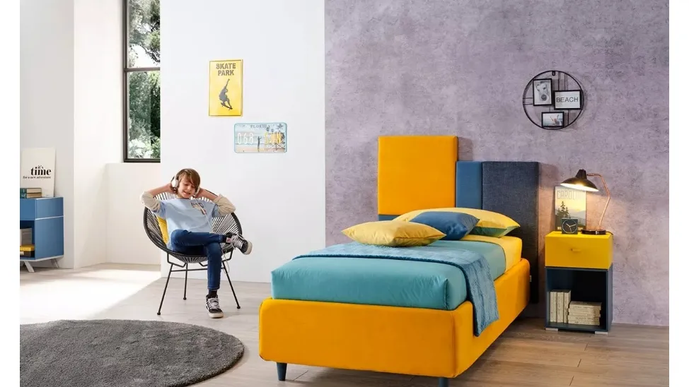 Letto di design in tessuto con testiera asimmetrica SC208 di Moretti Compact
