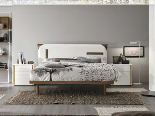 Letto matrimoniale in legno nodato con testiera in ecopelle vintage Tasca Ring 60 di Tomasella