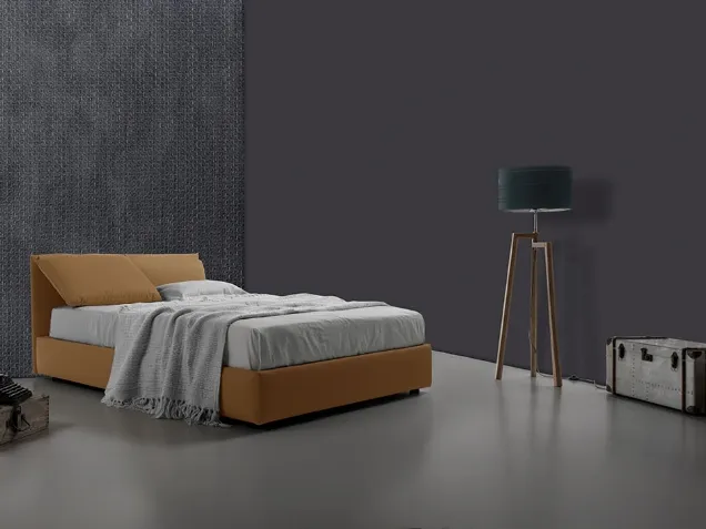 Letto dal design moderno semplice e lineare con testiera in nobilitato essenza Olmo juta e piedini trasparenti Zeo di Villanova