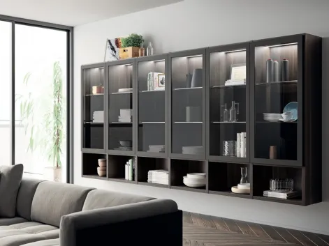 Libreria sospesa Living Carattere in melaminico Larice Nuance con ante in vetro di Scavolini