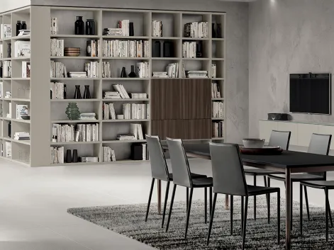 Libreria Living Mood sistema Fluida in laccato Tortora con ante in Noce Steady di Scavolini