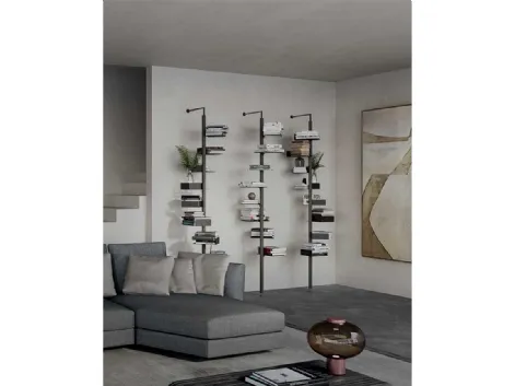 Libreria verticale formata da un palo ottagonale in legno massello su cui si innestano ripiani in metallo o vetro, che genera una spirale pensata per essere vista da tutte le prospettive, Octagon di Pacini e Cappellini