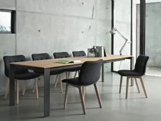 Sedia Kuga in tessuto imbottito e trapuntato con base in legno di Bontempi
