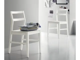 Sedia Flair in massello di faggio verniciato di Scavolini