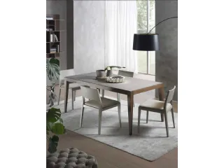 Sedia in massello di frassino, con comoda seduta imbottita e rivestita in tessuto Betty di Pacini e Cappellini