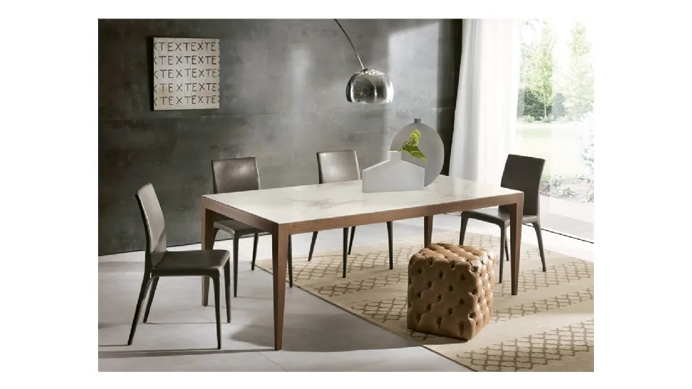 Tavolo rettangolare in ceramica con base in legno massello Dominique di Pacini e Cappellini