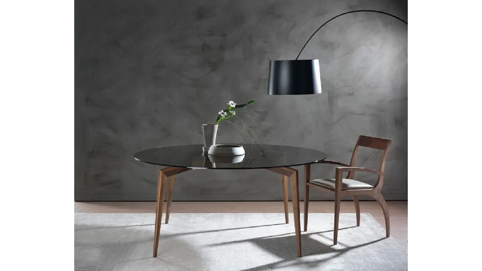 Tavolo rotondo Hope con piano in vetro e gambe in legno di Pacini e Cappellini