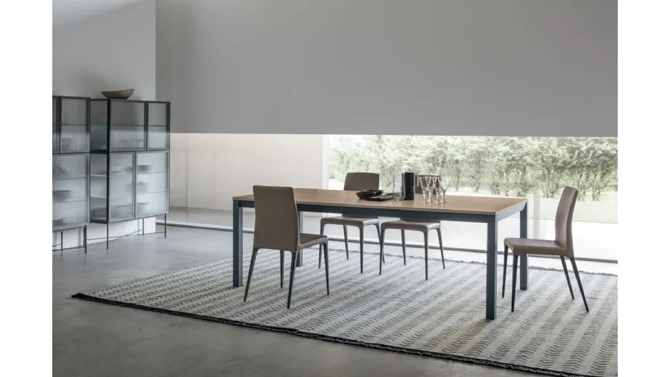 Tavolo allungabile Infinity con piano in materico rovere sabbia e base in laccato opaco di Tomasella