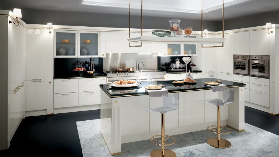 Cucina Classica angolare con isola Baccarat laccata lucida Bianca di Scavolini